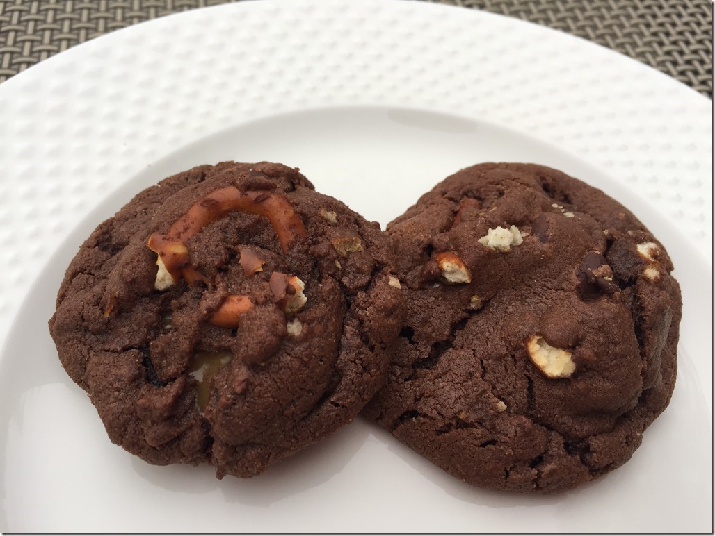 Chocolate Caramel Pretzel Cookies_thumb[3]